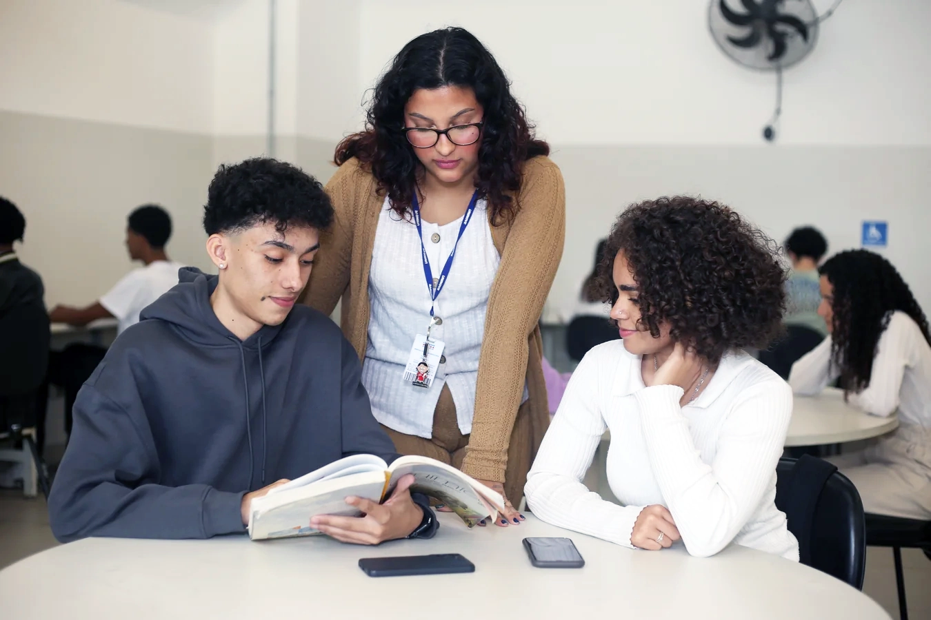 Espaço de convivência da unidade Vila Prudente com alunos e educadora