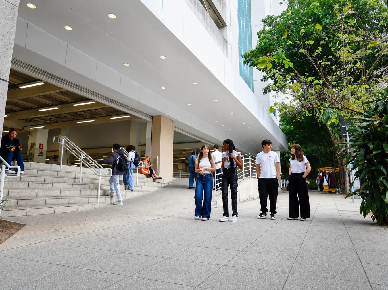 Fachada da unidade Vila Prudente com alunos