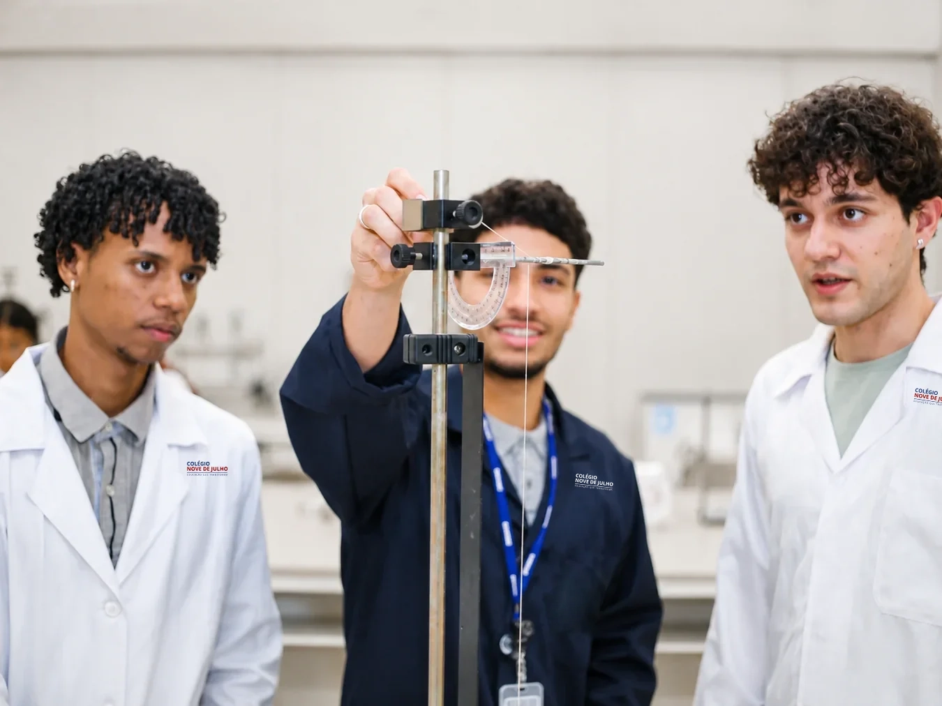 Alunos em atividade no laboratório de Física da unidade Vila Prudente