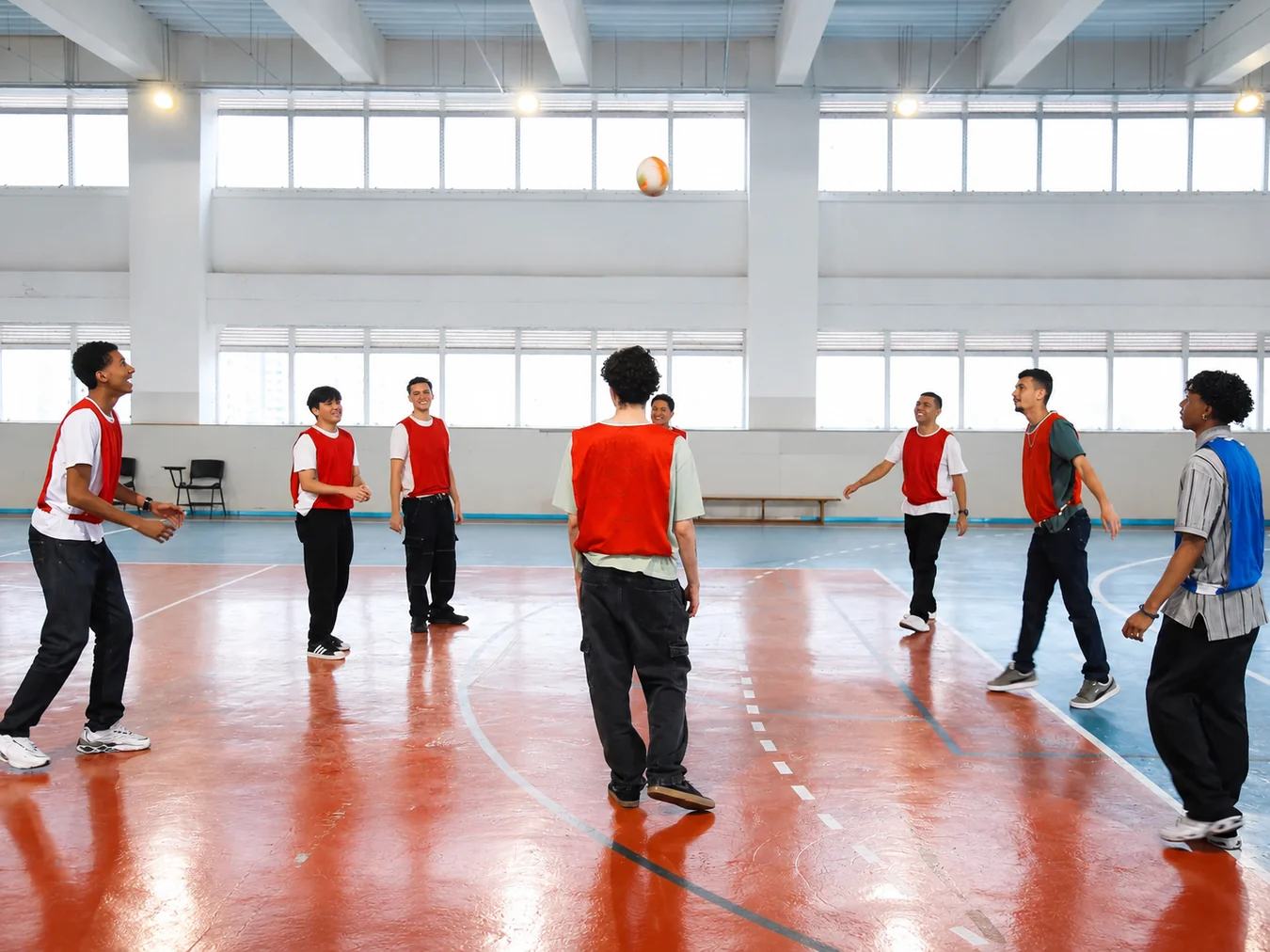 Alunos em atividade esportiva na quadra da unidade Vila Prudente